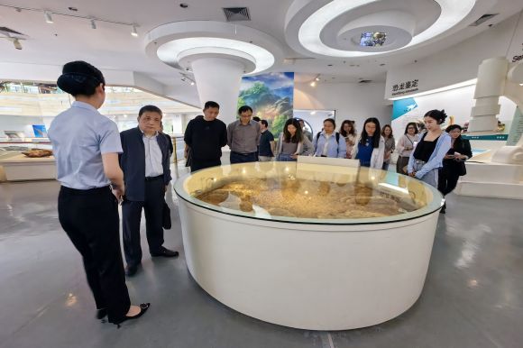 地质馆参观1.jpg