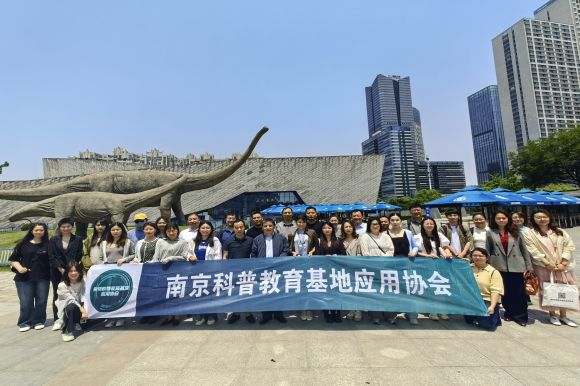 3.地质馆合影.jpg