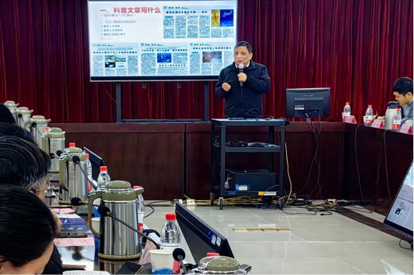 2.冯理事长作专题培训.png